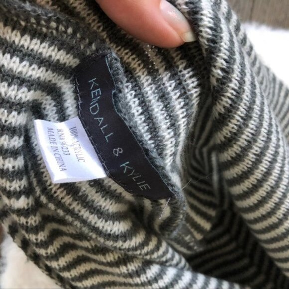 Kendall and Kylie X Pacsun | Gray Lightweight Multi Texture Infinity Scarf - Picture 3 of 5